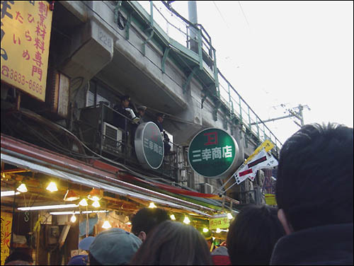 사람이 너무 많이 몰려 움직이기 조차 힘들고…(위에서 확성기로 인파정리를 돕는 경찰들) 